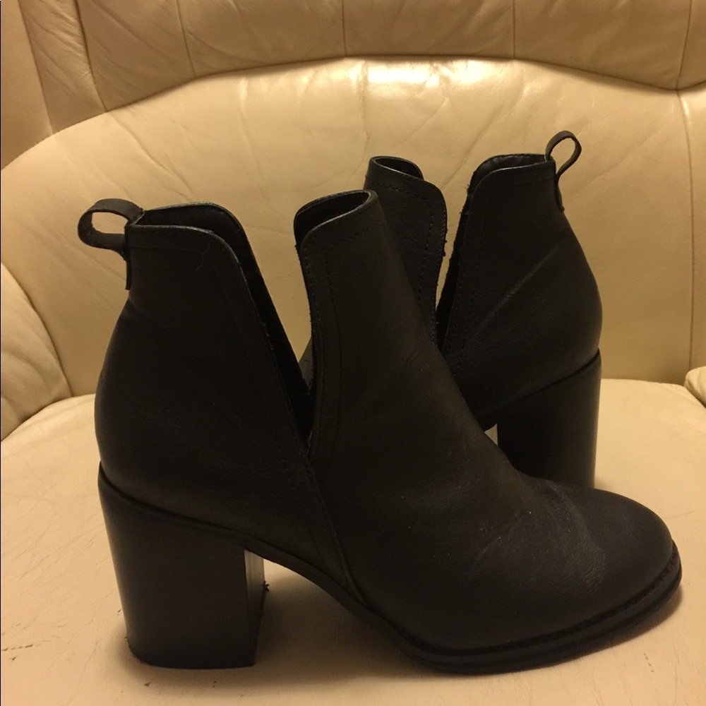 NWOT Wet Seal heals size 7
